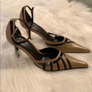 Guess by Marciano Leather Tan heels w/black detail​​​​​​​​​​​​​​​​​​​​